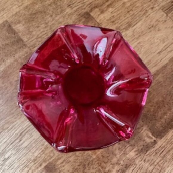 Vintage Cranberry Glass Vase – Handblown Ribbed Swung Edge - Picture 2 of 5